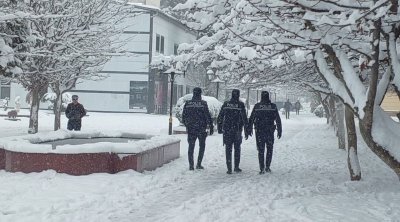 Lənkəranda qarlı havada vətəndaşlara köməkliklər göstərilir - FOTO