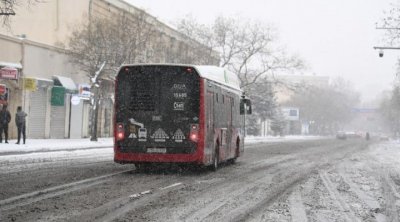 “BakuBus”un avtobusu qarda sürüşərək yolun kənarına düşdü