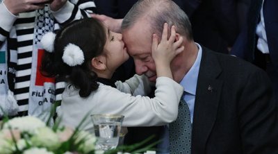 Qəzza zolağından gələn qız Ərdoğanın alnından öpdü - FOTO