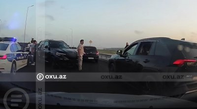 Bakıda yük maşını ilə BMW toqquşdu: Tıxac yarandı - VİDEO