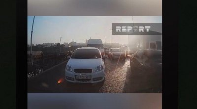Bakıda moped sürücüsü yolun ortasında sürücünü döydü – ANBAAN VİDEO
