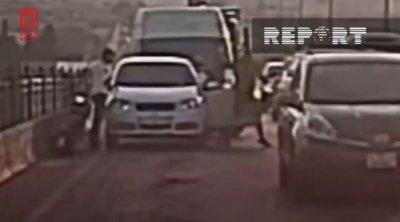 Bakıda moped sürücüsü yolun ortasında sürücünü döydü – ANBAAN VİDEO