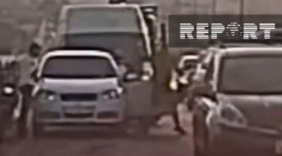 Bakıda moped sürücüsü yolun ortasında sürücünü döydü – ANBAAN VİDEO