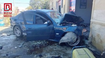 Kürdəmirdə AĞIR QƏZA - “BMW” mağazaya girdi – FOTO