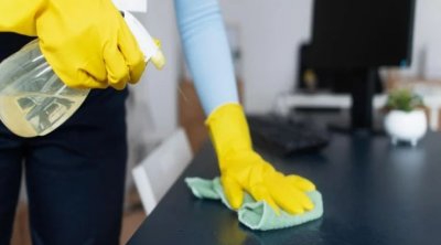 Bir bez üzərinə 4 damcı tökün: Həftələrlə evinizdə toz olmayacaq - Sadə üsul