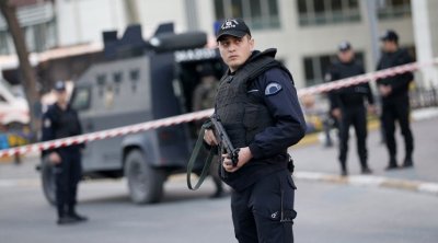 İzmirdə 16 yaşlı şəxs tüfənglə polisləri güllələdi – 2 ölü, 1 yaralı var - VİDEO