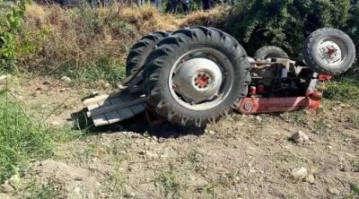 Laçında traktor dərəyə AŞDI – Ölən var