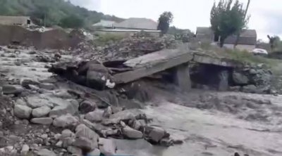 Balakəndə sel suları körpünü dağıtdı - VİDEO