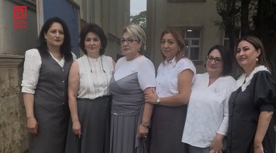 67 nömrəli məktəbdə ÜZÜCÜ ANLAR – Direktoru Bilik Günündə göz yaşları ilə yola saldılar – FOTO