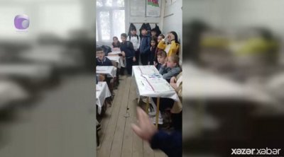 Bu məktəbdə şagirdlər dərsi ayaqüstə öyrənirlər - Oturmağa yer yoxdur - VİDEO
