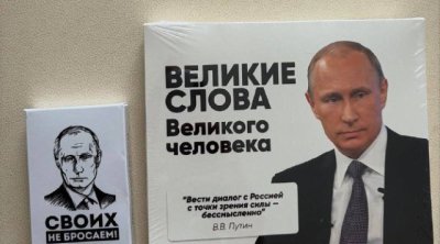 Kremlin adamı ABŞ-a Putinin şəkli olan konfetlər apardı