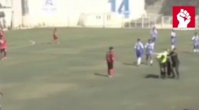 İranda futbol qalmaqalı: Kapitan meydanda öz qapıçısını təpiklədi - VİDEO