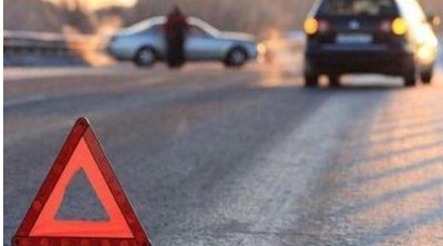 Siyəzəndə avtomaşın beton arakəsməyə dəydi