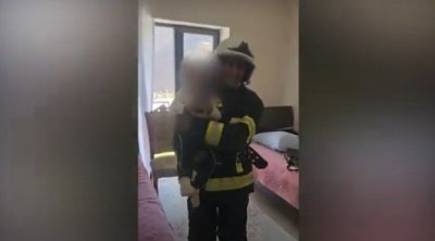 Kəlbəcərdə bağlı qapı arxasında qalan uşaq belə xilas edildi – VİDEO