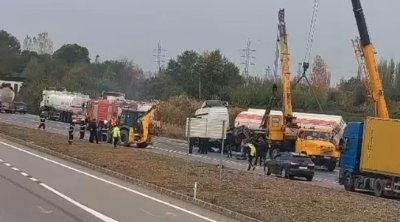 Bakı–Qazax yolunda yük maşını aşaraq yandı – ANBAAN VİDEO