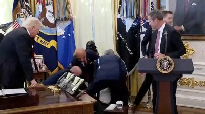 Findley Trampın kabinetində huşunu itirdi – ANBAAN VİDEO