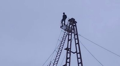 Qülləyə çıxan 18 yaşlı gənc xilas edildi - VİDEO