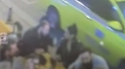 İstanbulda qadının üzərinə odekolon töküb yandıran şəxsin görüntüləri yayıldı - VİDEO