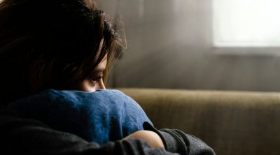 Ərini və uşaqlarını atıb başqa kişi ilə qaçdı, oğlu tərəfindən öldürüldü