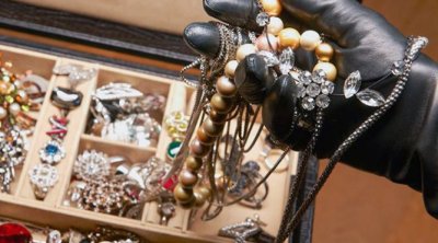 244 minlik qızıl oğurlayan xadimə azadlığa buraxıldı