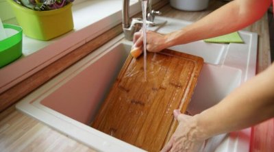 Doğrama taxtalarını əsla yuyucu tozla yumayın - SƏBƏB