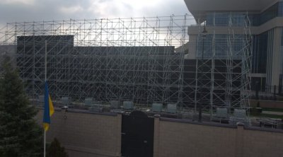 Qırğızıstan Putinin gəlişinə görə Ukrayna səfirliyini gizlətdi – VİDEO