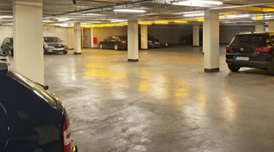 Bakıda hotelin qarajında iki maşın yandı