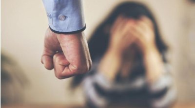 Müstəntiqin yanında arvadını öldürmək istədi – DETALLAR