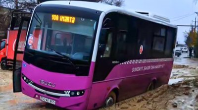 Sumqayıtda avtobus palçıqlı yolda batdı – VİDEO