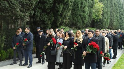Ümummilli Liderin anım günü ilə əlaqədar ANAMA heyəti Fəxri xiyabanı ziyarət edib - FOTO