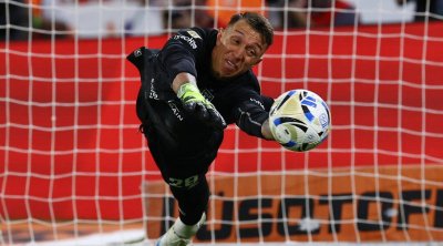 "Qalatasaray"ın keçmiş qapıçısı komandasını çempion etdi - VİDEO