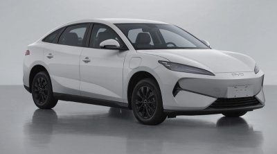 Çin maşınını təmir edən dəmirçi dəhşətə gəldi: “Bir barmaqla əyilir” - VİDEO