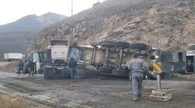Laçın-Şuşa yolunda yük maşını aşıb, yol bağlanıb - FOTO