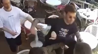 Kafedə dalaşanları ayırmaq istədi - Həyatından oldu… - FOTO