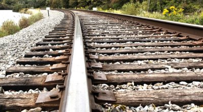 Kürdəmirdə DƏHŞƏT: Qatarın üzərindən keçmək istəyən məktəblini &ldquo;tok&rdquo; vurdu