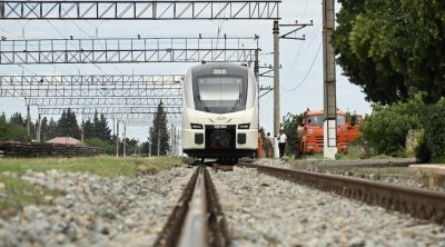 Kürdəmirdə DƏHŞƏT: Qatarın üzərindən keçmək istəyən məktəblini &ldquo;tok&rdquo; vurdu