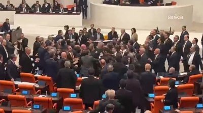 Türkiyə parlamentində dava &ndash; ANBAAN VİDEO