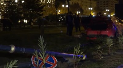 Gecə saatlarında avtomobil Qış parkına girdi - VİDEO