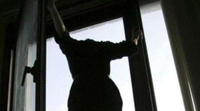 19 yaşlı qız 4-cü mərtəbədən yıxıldı