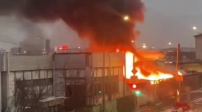 Moskvada "Rijski" bazarı yaxınlığında anbarlar YANIR - VİDEO