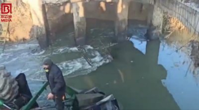 Sabirabadda kombayn kanala aşdı - Sürücü öldü - VİDEO