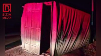 Bərdədə AĞIR QƏZA &ndash; Mal-qara daşıyan yük maşını aşdı &ndash; FOTO