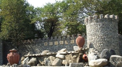 Qəbələdə DƏHŞƏT: Ağaca kəndirlə bağlanmış meyiti tapıldı