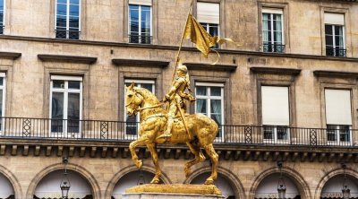 Parisdə TRAGİKOMİK HADİSƏ – Janna Darkın heykəlinə dırmaşıb...