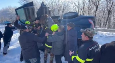 İsmayıllıda maşında köməksiz qalan şəxslər belə xilas edildi – VİDEO