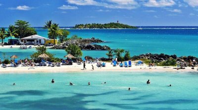 Minlərlə turist Karib adalarından çıxa bilmir