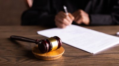 Saxta həkim-ekspert məhkəmə zalından azadlığa buraxıldı