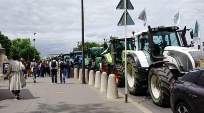 Fermerlər Parisin mərkəzinə gedən yolları traktorlarla başladı