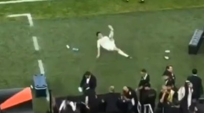 Arda su qabına təpik vurdu, yerə yıxıldı &ndash; VİDEO