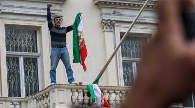 İranın Avstraliya səfirliyində şah dövrünə aid İran bayrağı qaldırılıb? - VİDEO